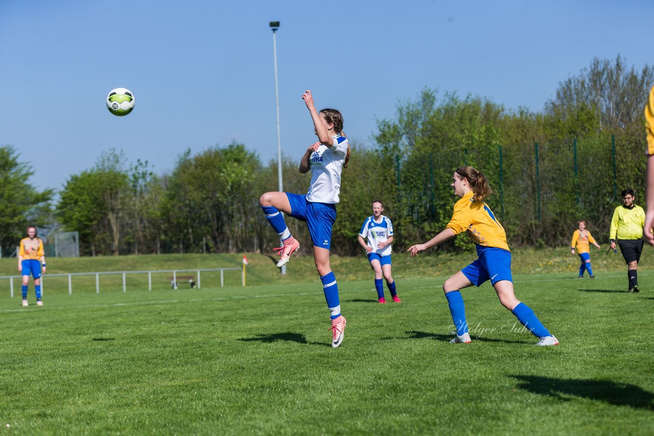 Bild 151 - B-Juniorinnen Bramstedter TS - SSV Hennstedt : Ergebnis: 3:7